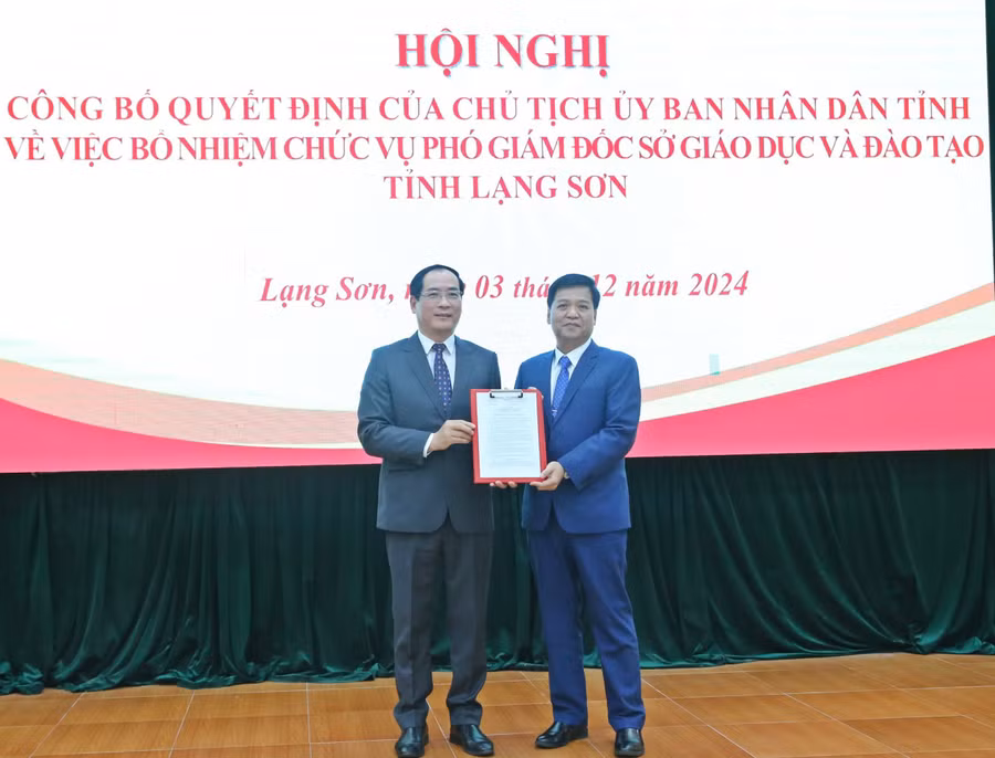 Ông Dương Xuân Huyên (bên trái) Phó Chủ tịch Thường trực UBND tỉnh Lạng Sơn trao quyết định cho ông Đặng Hồng Cường.