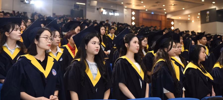 Học viên nhận bằng tốt nghiệp thạc sĩ.