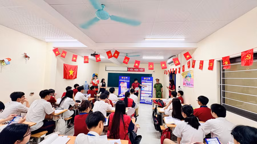Trường THPT Phùng Khắc Khoan (Hà Nội) luôn xác định phòng, chống tác hại của thuốc lá là nhiệm vụ giáo dục thường xuyên. Ảnh NTCC.
