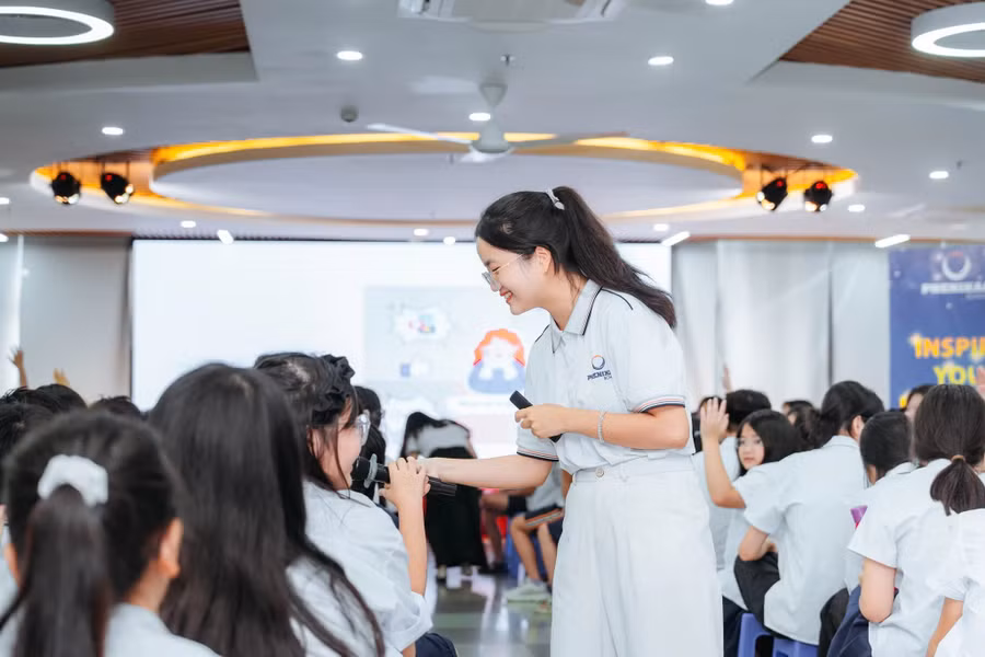 Cô Bùi Thảo Vân – Chuyên viên Tư vấn tâm lý học đường, Trường Phổ thông liên cấp Phenikaa (Hà Nội) trao đổi cùng học sinh.