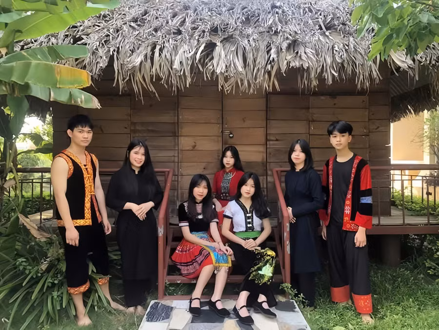 Nữ sinh Lý Bích Nguyện (thứ hai từ trái sang), sinh viên năm hai, Học viện Tài chính cùng các bạn trong trang phục truyền thống.