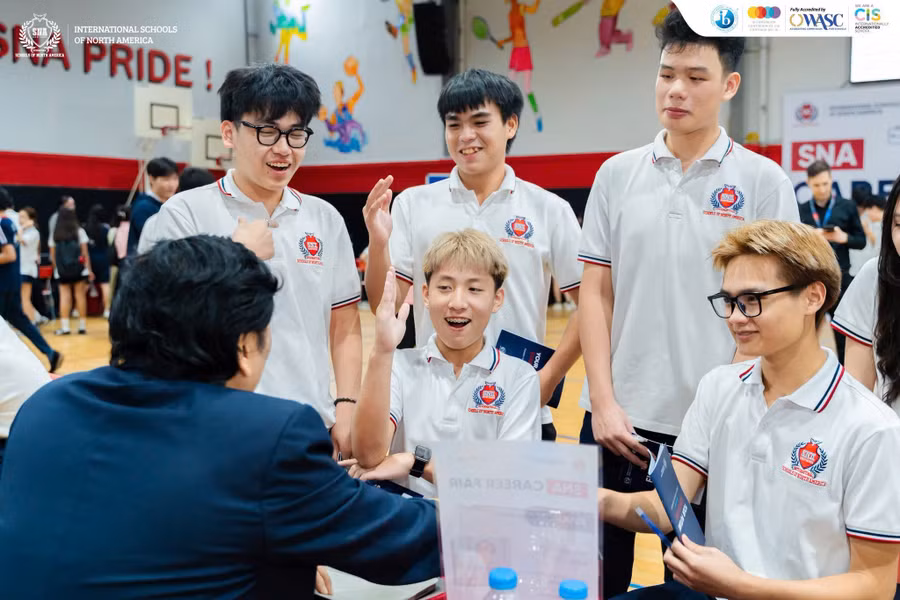 Mỗi học sinh nhận một quyển“hộ chiếu nghề nghiệp” để ghi lại những điều học được sau mỗi cuộc trò chuyện, gồm kỹ năng mà nghề đòi hỏi, lộ trình học tập dẫn đến nghề đó. 3.jpg