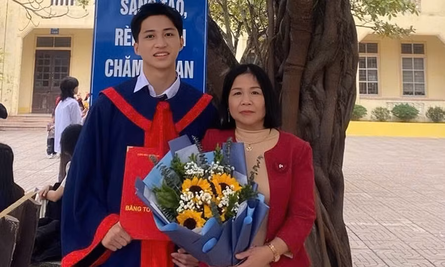 Nguyễn Quý Việt Anh cùng mẹ của mình.