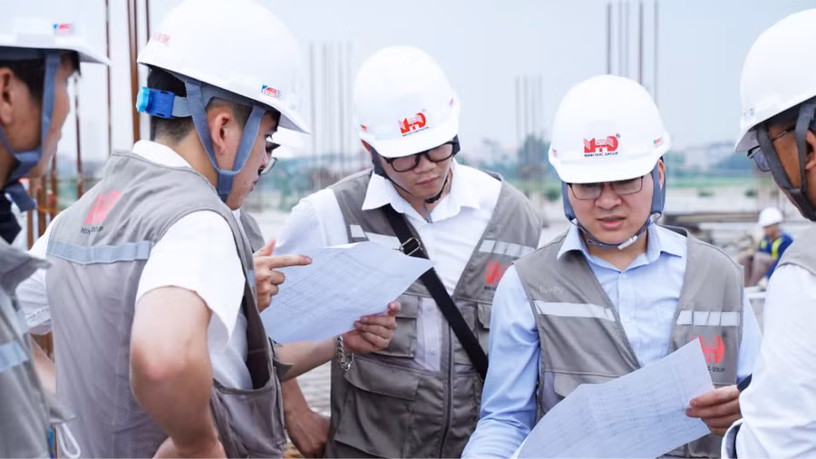 Nhân sự trẻ khi gia nhập Minh Đức Group được tạo điều kiện tham gia trực tiếp vào các công trình thực tế, qua đó vận dụng kiến thức chuyên môn đã học trên giảng đường.