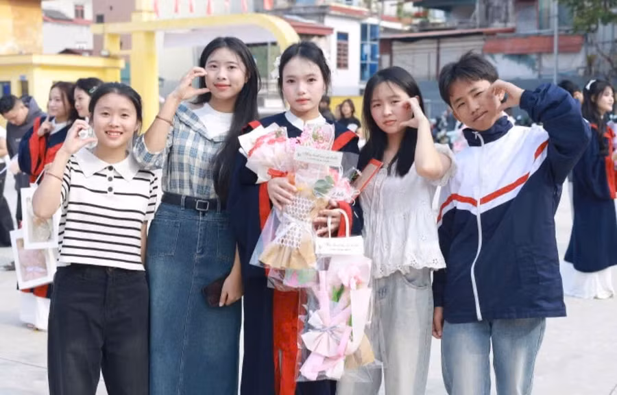 Thào Thị Giàng (giữa) cùng các bạn của mình.