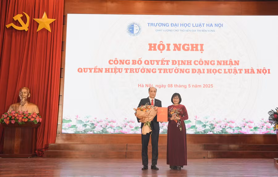 PGS.TS Tô Văn Hoà nhận quyết định Quyền Hiệu trưởng Trường ĐH Luật Hà Nội nhiệm kỳ 2020-2025.