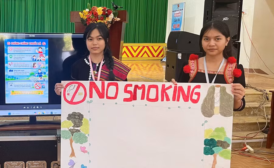 Học sinh Trường Phổ thông Dân tộc Nội trú THPT N’ Trang Lơng (Đắk Lắk) tuyên truyền phòng chống tác hại thuốc lá.