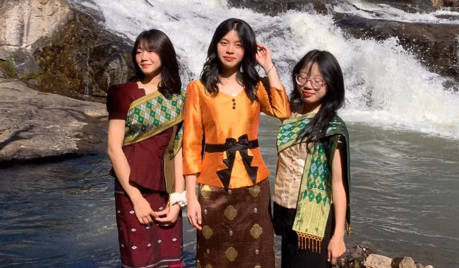 Khánh Linh ở giữa cùng bạn.