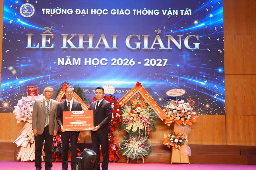 Ông Trần Đại Nghĩa - Tổng giám đốc Tập đoàn Xây dựng Minh Đức và Tập đoàn OVM (Trung Quốc) trao tặng 10 suất học bổng trị giá 200 triệu đồng cho sinh viên Đại học GTVT.