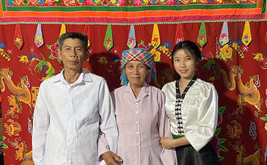 Điêu Thị Thu cùng ông bà.