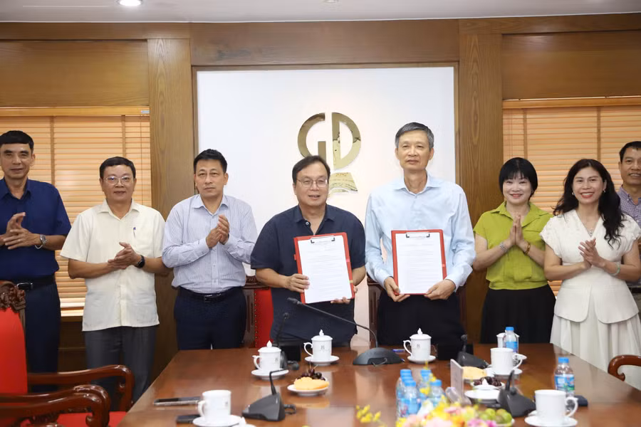 Quang cảnh buổi ký kết.