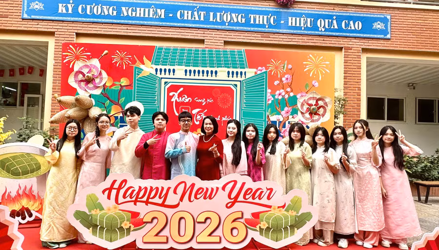 Cô Ngô Hồng Giang - cùng học trò trước giờ tham gia hoạt động trải nghiệm gói bánh chưng. Ảnh NC.