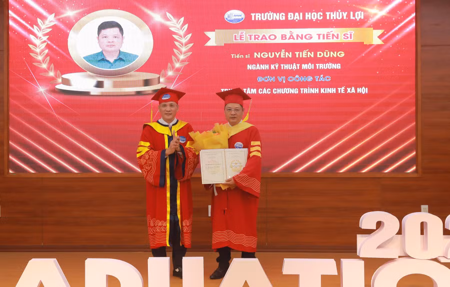 GS.TS Nguyễn Trung Việt, Hiệu trưởng Trường ĐH Thủy Lợi trao bằng tiến sĩ.