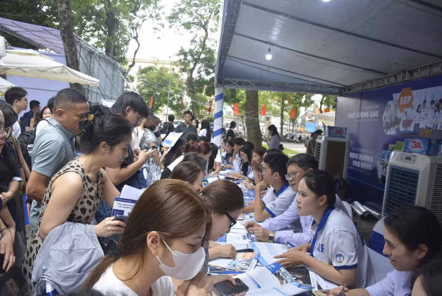 Phụ huynh đến gian hàng Viện Đào tạo Tiên tiến, Chất lượng cao và POHE, Đại học Kinh tế Quốc để nghe tư vấn.