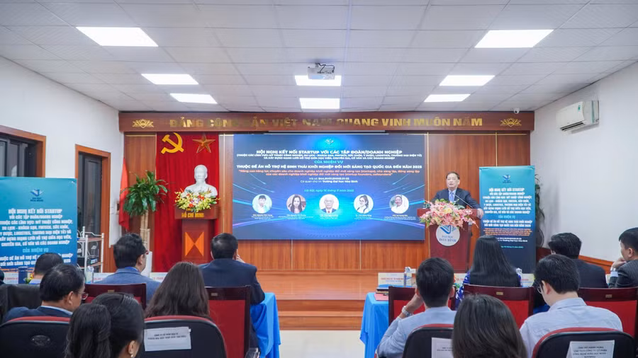 PGS.TS Tô Ngọc Hưng, Hiệu trưởng Trường Đại học Hoà Bình trao đổi tại Hội nghị.