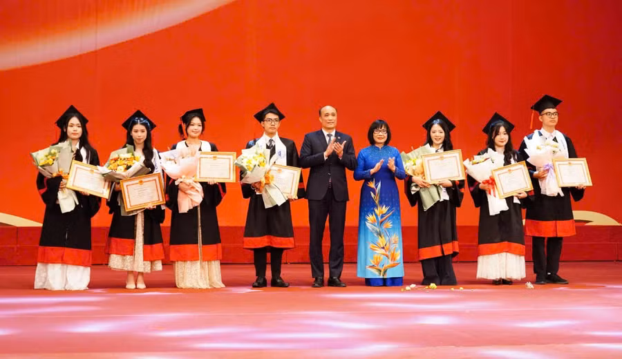 Thứ trưởng Bộ Tư pháp Đặng Hoàng Oanh và PGS.TS Tô Văn Hòa trao bằng khen cho tập thể lớp xuất sắc.