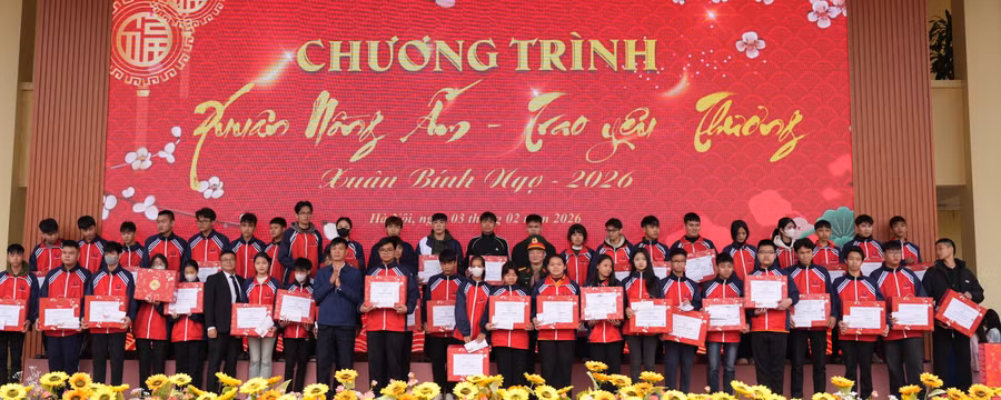 Nhà trường trao tặng 80 suất quà đến học viên, sinh viên.