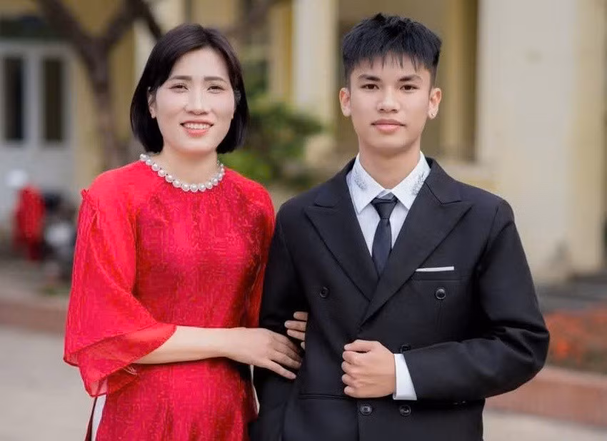 Nguyễn Minh Vũ và cô giáo chủ nhiệm.