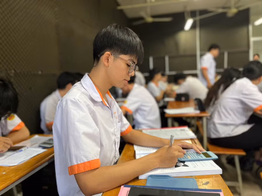 Hà Quốc Việt - lớp 12VD05, Trường Cao đẳng Viễn Đông.