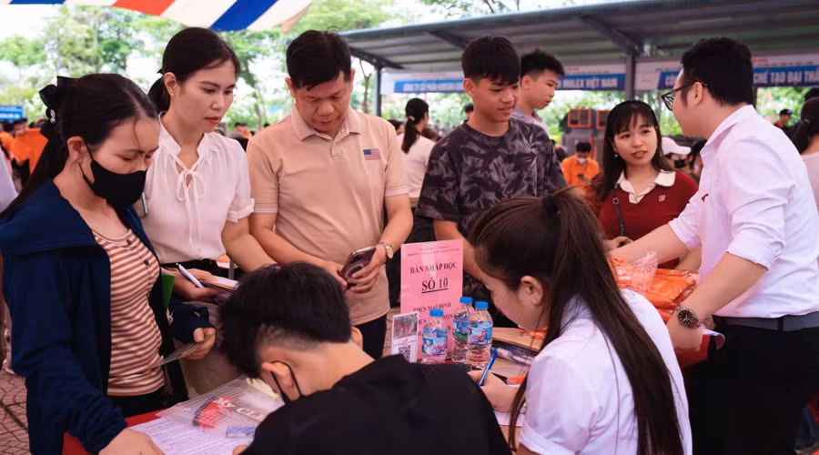Học sinh nhập học tại Trường Cao đẳng nghề Kỹ thuật Công nghệ.