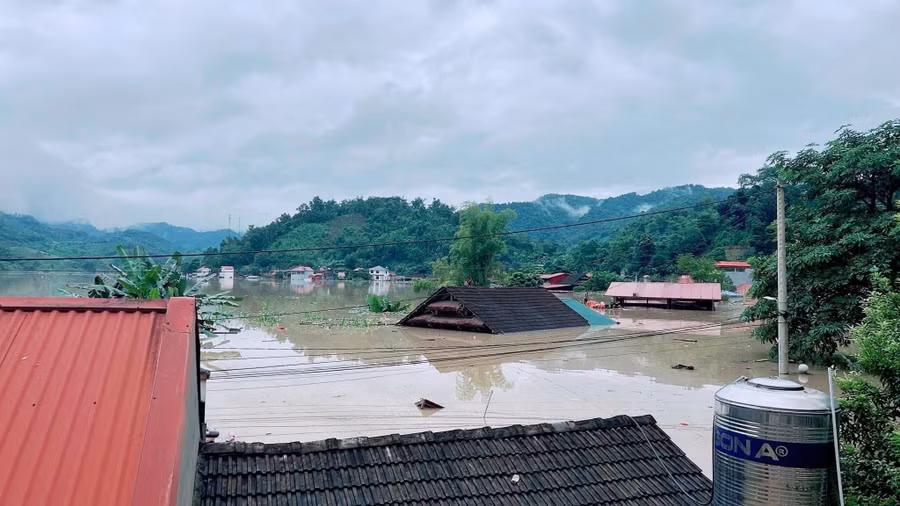 Nước ngập sâu, nhiều nơi ở huyện Chợ Đồn, tỉnh Bắc Kạn ngập 2-3m. Ảnh NVCC.