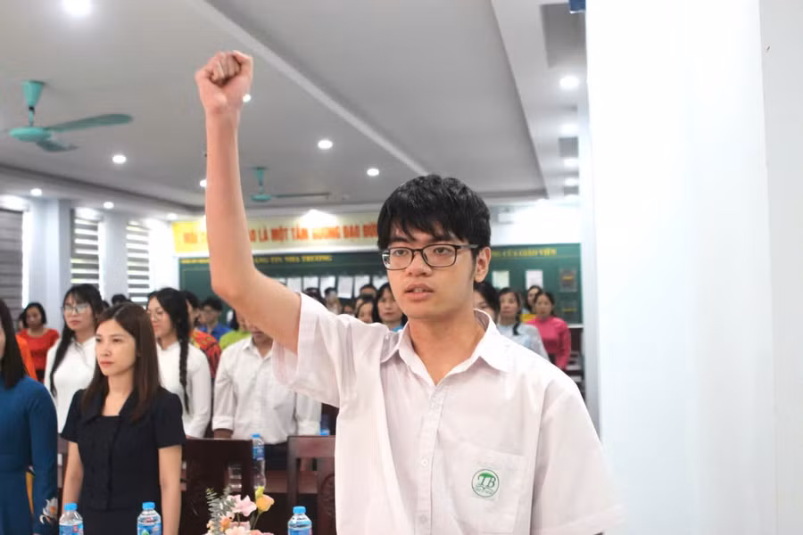 Đảng viên mới tuyên thệ.