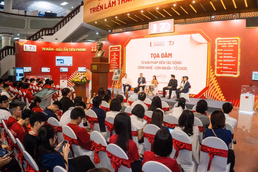 Quang cảnh buổi toạ đàm.