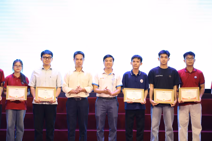 Sinh viên được vinh danh tại buổi lễ tổng kết phong trào Olympic và khởi nghiệp năm học 2024-2025.