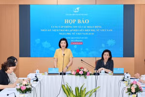 Bà Nguyễn Thị Minh Hương, Phó Chủ tịch Hội LHPN Việt Nam (phải) và bà Nguyễn Thị Kim Dung, Phó Trưởng Ban Thường trực Ban Công tác Phụ nữ, Hội LHPN Việt Nam chủ trì họp báo.