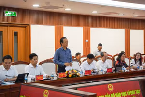 Thứ trưởng Thường trực Bộ GD&ĐT Phạm Ngọc Thưởng làm việc với UBND tỉnh Khánh Hòa. (ảnh: Hà Trang)
