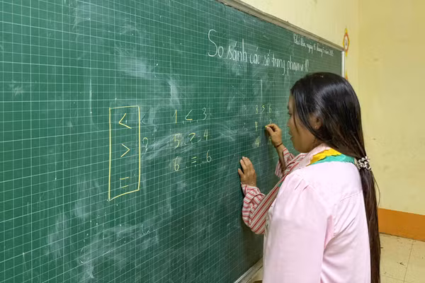 Học viên lớp học xóa mù chữ tại Điểm trường Cao Bắc làm Toán.