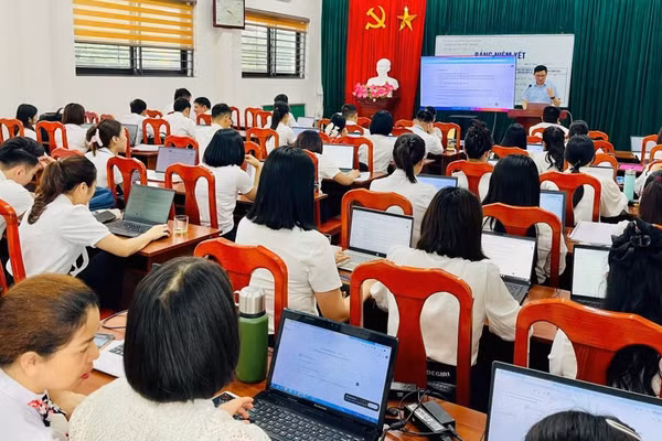 Trường THPT Tức Tranh (tỉnh Thái Nguyên) tập huấn chuyên đề chuyển đổi số cho cán bộ giáo viên.