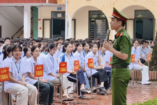 Công an tỉnh Thái Nguyên hỗ trợ trường học trên địa bàn tuyên truyền, phòng chống ma túy trong học đường.