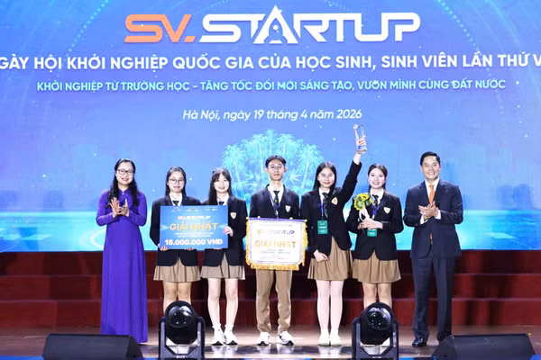 Thứ trưởng Bộ GD&ĐT Nguyễn Thị Quyên Thanh trao Giải Nhất cho dự án của nhóm học sinh Trường TH, THCS và THPT Iris, Thái Nguyên.