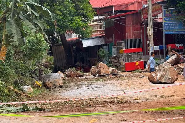 Sạt lở kéo theo đá lăn tại Lạng Sơn.