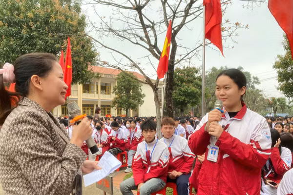 Trường THPT Sông Công tổ chức hoạt động tuyên truyền với chủ đề “Cử tri trẻ với ngày hội non sông”. 