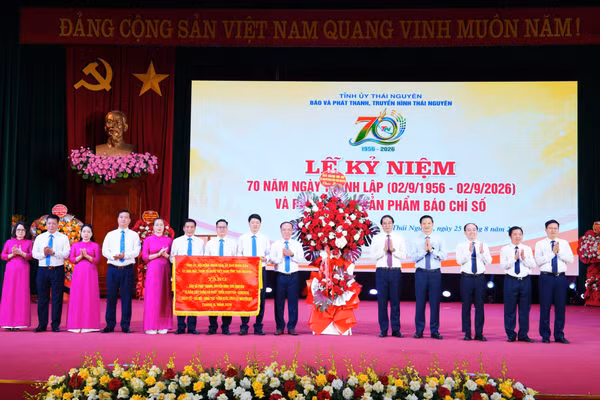 Lãnh đạo tỉnh Thái Nguyên tặng hoa chúc mừng Báo và Phát thanh, Truyền hình Thái Nguyên. 