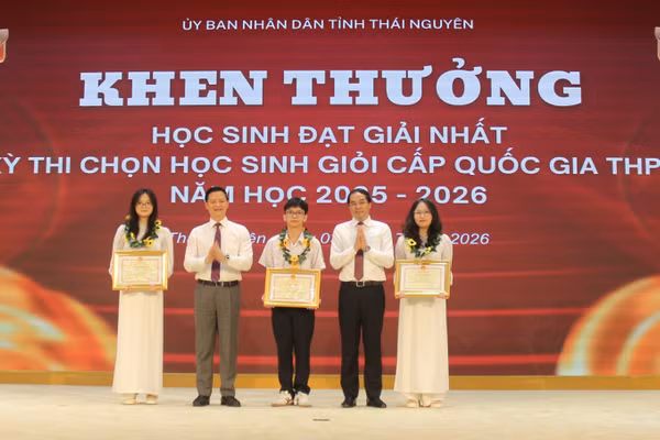 Lãnh đạo tỉnh Thái Nguyên trao khen thưởng cho những học sinh xuất sắc đạt giải Nhất tại Kỳ thi chọn học sinh giỏi quốc gia.