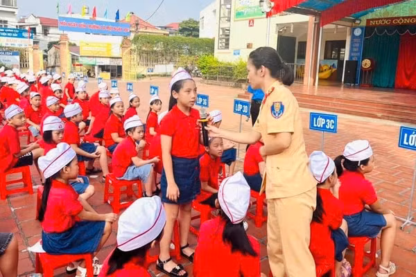 Công an tỉnh Thái Nguyên tổ chức tuyên truyền pháp luật và an toàn giao thông tại Trường Tiểu học Nguyễn Huệ.