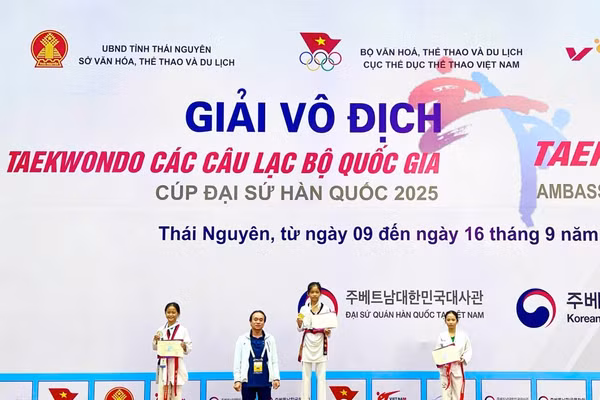 Vận động viên Nông Thị Diễm My, Cao Bằng (ngoài cùng bên trái) đạt Huy chương Bạc, nội dung đối kháng cá nhân hạng cân 33 kg nữ, dưới 12 tuổi. Ảnh: N.H
