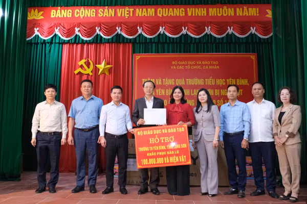 Đoàn công tác Bộ GD&ĐT trao tặng quà hỗ trợ Trường Tiểu học Yên Bình, tỉnh Lạng Sơn khắc phục hậu quả bão lũ.