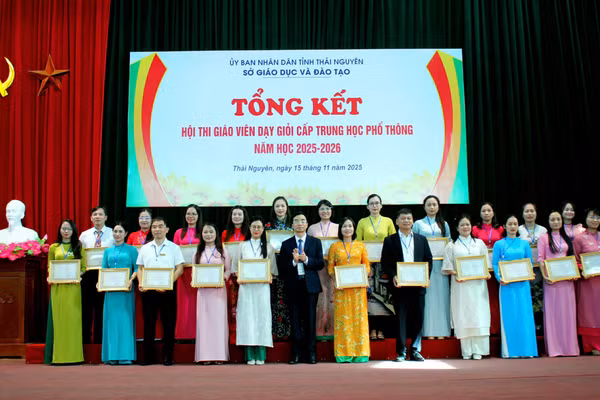 Ông Đào Xuân Tân, Phó Giám đốc Sở GD&ĐT Thái Nguyên trao thưởng cho các giáo viên tại Hội thi. 
