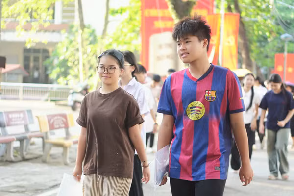 Thí sinh thi vào lớp 10 THPT tại Thái Nguyên hồi hộp chờ đợi kết quả.