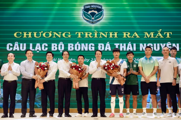 Lãnh đạo tỉnh Thái Nguyên động viên, chúc mừng đội bóng.