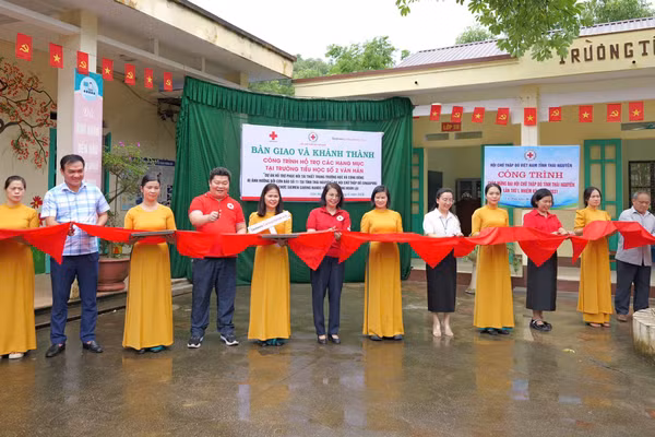 Đại biểu cắt băng khánh thành, bàn giao công trình sửa chữa lớp học.