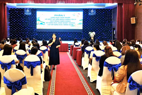 Báo cáo viên triển khai nội dung tập huấn.