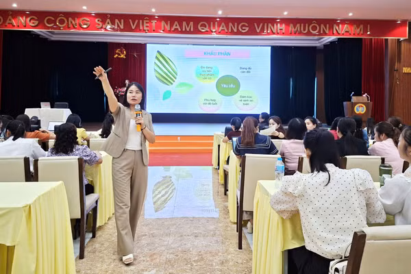 Báo cáo viên triển khai nội dung tập huấn.