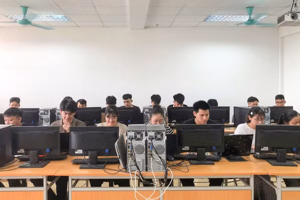 Sinh viên Trường Đại học Công nghệ Thông tin và Truyền thông học thiết kế vi mạch.