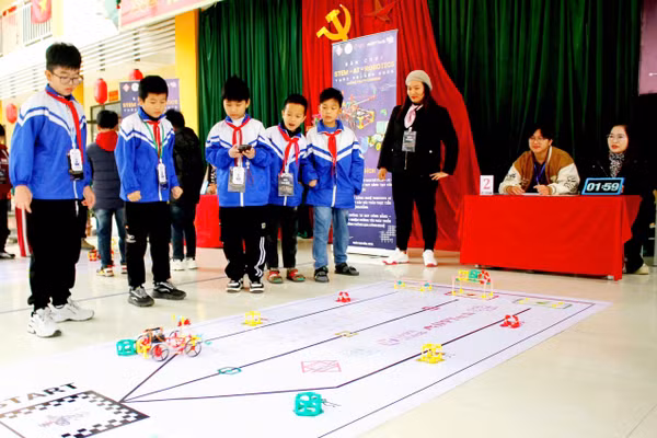 Học sinh hào hứng thi đấu tại Sân chơi STEM - AI - Robotics Thái Nguyên 2026.