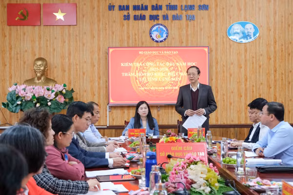 Đoàn công tác của Bộ GD&ĐT kiểm tra tình hình triển khai nhiệm vụ năm học, công tác khắc phục hậu quả thiên tai tại Lạng Sơn. 